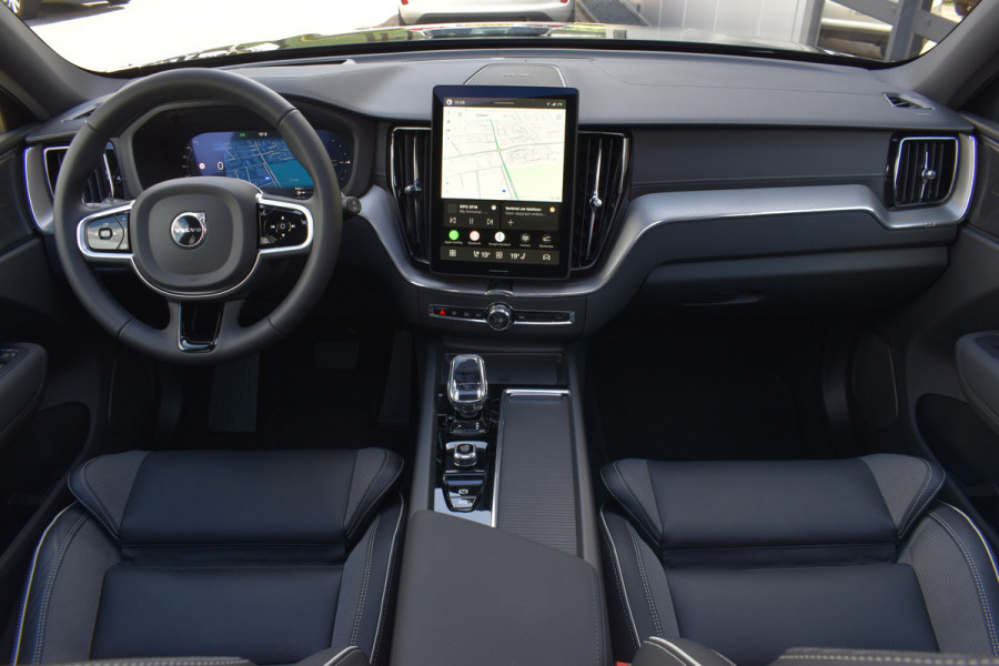 Volvo XC60 T6 350PK AWD Ultra Black Edition | BLIS | HUD | Panodak | Stoelverwarm Voor/Achter | Adapt. Cruise | H&K