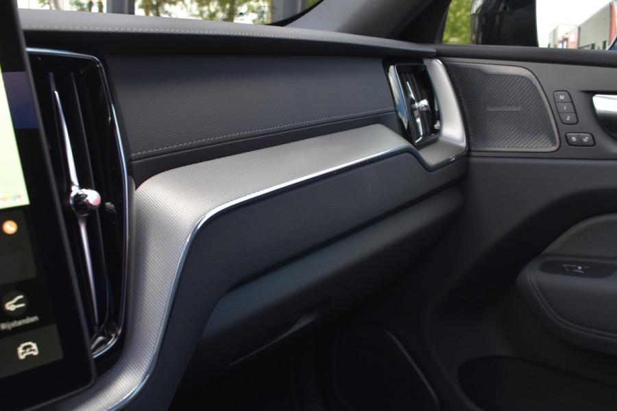 Volvo XC60 T6 350PK AWD Ultra Black Edition | BLIS | HUD | Panodak | Stoelverwarm Voor/Achter | Adapt. Cruise | H&K