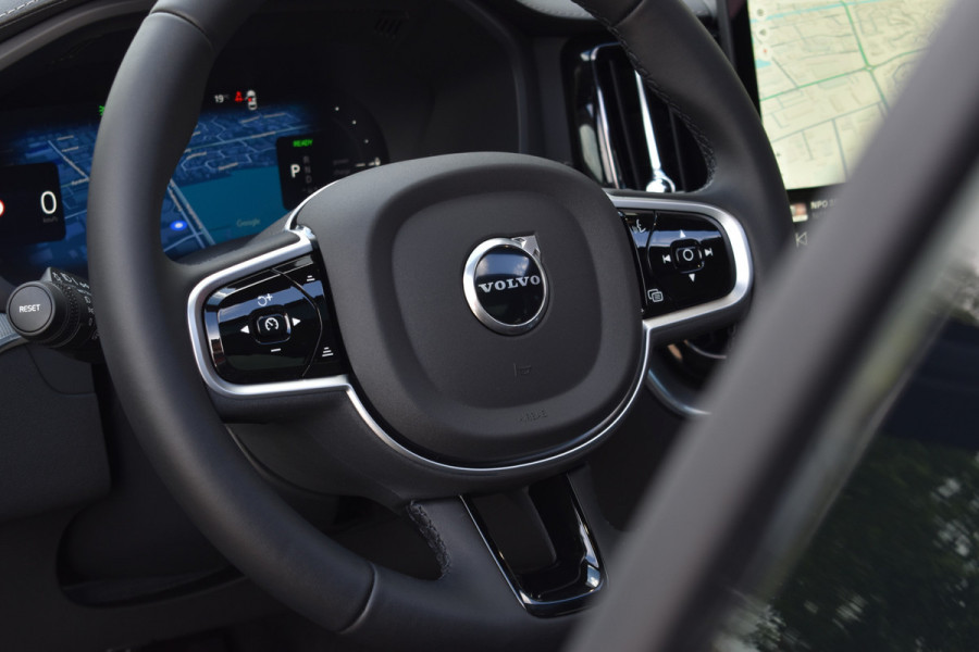 Volvo XC60 T6 350PK AWD Ultra Black Edition | BLIS | HUD | Panodak | Stoelverwarm Voor/Achter | Adapt. Cruise | H&K