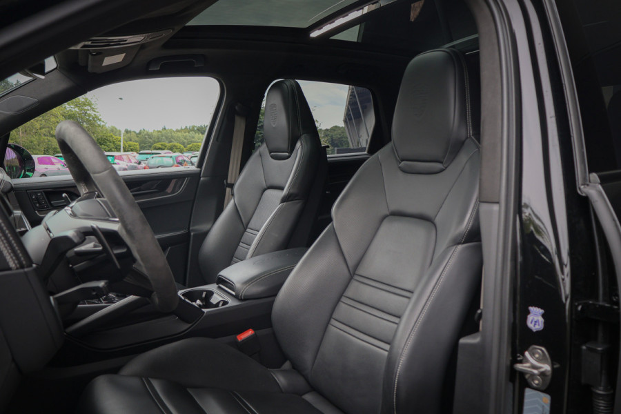 Porsche Cayenne 4.0 Turbo E-Hybrid | TECHART | ADAPTIVE CRUISE | STOELVERKOELING & VERWARMING | TREKHAAK | PASSENGER DISPLAY | HEAD UP | BURMEST STUURWIELVERWARMING | CARBON+LEDEREN DASHBOARD AFWERKING | SUÉDE HEMELBEKLEDING | ETC.