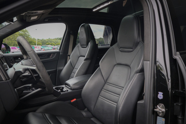 Porsche Cayenne 4.0 Turbo E-Hybrid | TECHART | ADAPTIVE CRUISE | STOELVERKOELING & VERWARMING | TREKHAAK | PASSENGER DISPLAY | HEAD UP | BURMEST STUURWIELVERWARMING | CARBON+LEDEREN DASHBOARD AFWERKING | SUÉDE HEMELBEKLEDING | ETC.