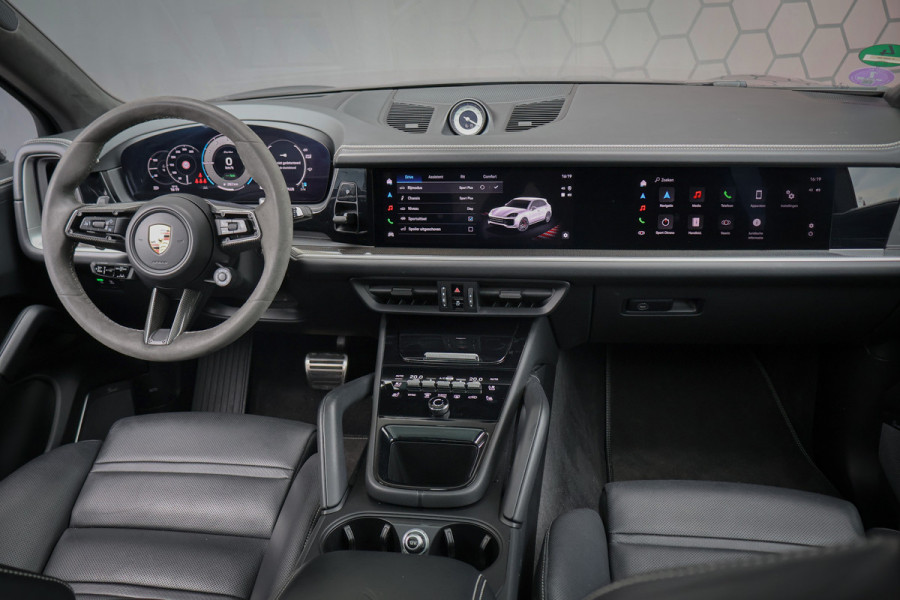 Porsche Cayenne 4.0 Turbo E-Hybrid | TECHART | ADAPTIVE CRUISE | STOELVERKOELING & VERWARMING | TREKHAAK | PASSENGER DISPLAY | HEAD UP | BURMEST STUURWIELVERWARMING | CARBON+LEDEREN DASHBOARD AFWERKING | SUÉDE HEMELBEKLEDING | ETC.