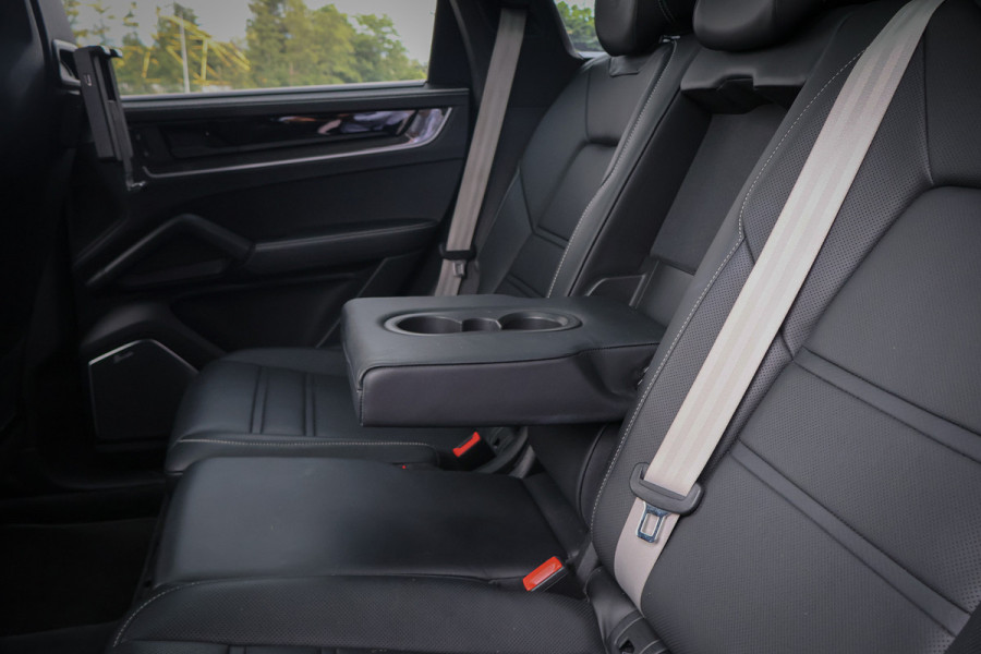 Porsche Cayenne 4.0 Turbo E-Hybrid | TECHART | ADAPTIVE CRUISE | STOELVERKOELING & VERWARMING | TREKHAAK | PASSENGER DISPLAY | HEAD UP | BURMEST STUURWIELVERWARMING | CARBON+LEDEREN DASHBOARD AFWERKING | SUÉDE HEMELBEKLEDING | ETC.