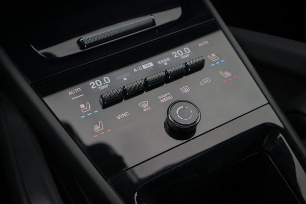 Porsche Cayenne 4.0 Turbo E-Hybrid | TECHART | ADAPTIVE CRUISE | STOELVERKOELING & VERWARMING | TREKHAAK | PASSENGER DISPLAY | HEAD UP | BURMEST STUURWIELVERWARMING | CARBON+LEDEREN DASHBOARD AFWERKING | SUÉDE HEMELBEKLEDING | ETC.