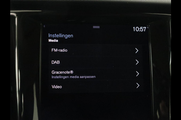 Volvo V60 2.0 B3 Momentum | Trekhaak | Stoelverwarming | Adaptive cruise | Carplay | Stuurverwarming | Full LED | Digital Cockpit | Parkeerhulp | 17'' | Bluetooth | Climate control