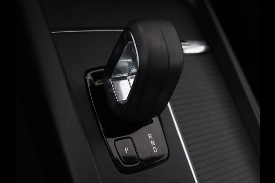 Volvo V60 2.0 B3 Momentum | Trekhaak | Stoelverwarming | Adaptive cruise | Carplay | Stuurverwarming | Full LED | Digital Cockpit | Parkeerhulp | 17'' | Bluetooth | Climate control