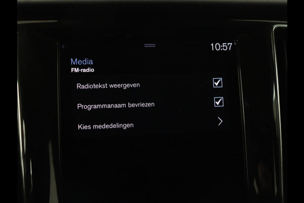 Volvo V60 2.0 B3 Momentum | Trekhaak | Stoelverwarming | Adaptive cruise | Carplay | Stuurverwarming | Full LED | Digital Cockpit | Parkeerhulp | 17'' | Bluetooth | Climate control