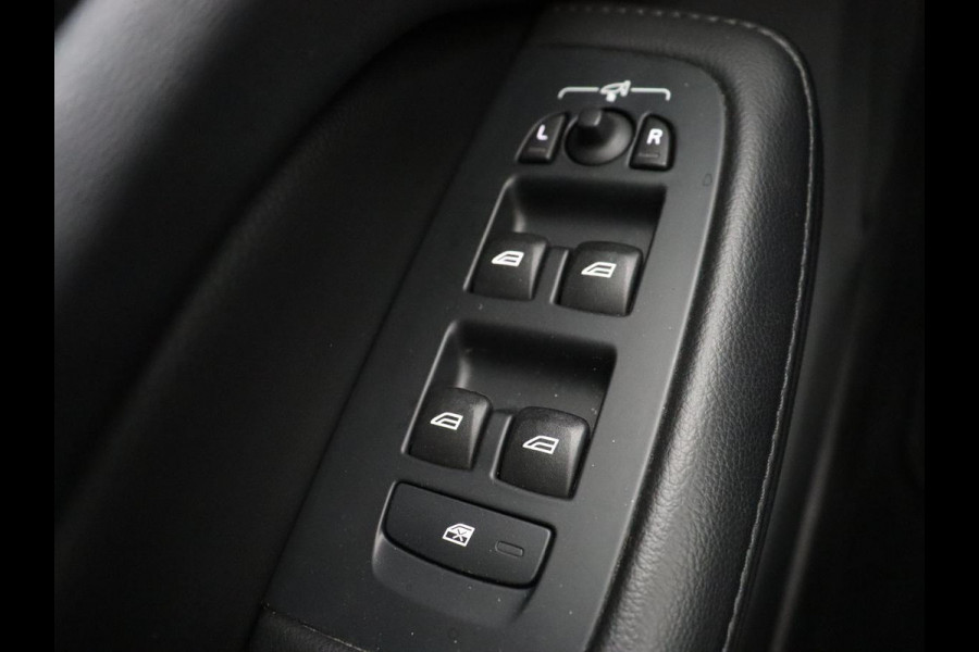 Volvo V60 2.0 B3 Momentum | Trekhaak | Stoelverwarming | Adaptive cruise | Carplay | Stuurverwarming | Full LED | Digital Cockpit | Parkeerhulp | 17'' | Bluetooth | Climate control
