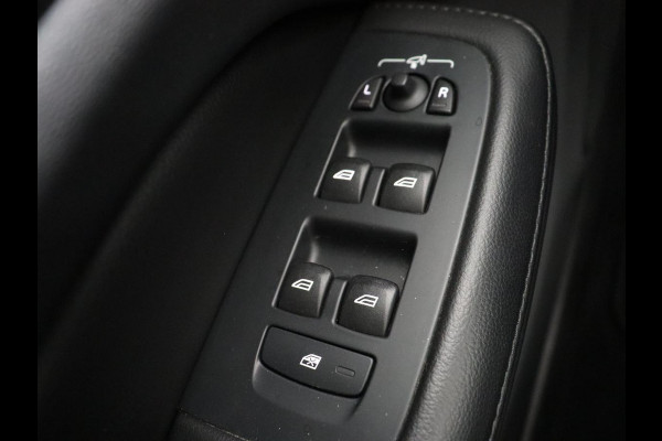 Volvo V60 2.0 B3 Momentum | Trekhaak | Stoelverwarming | Adaptive cruise | Carplay | Stuurverwarming | Full LED | Digital Cockpit | Parkeerhulp | 17'' | Bluetooth | Climate control