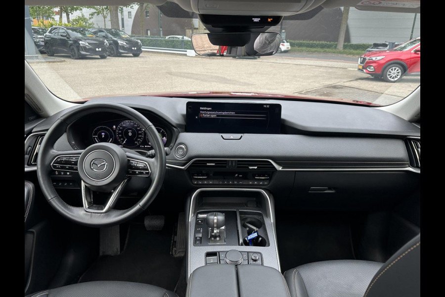 Mazda CX-60 2.5 e-SkyActiv PHEV Homura VAN: 39.900,- VOOR: 37.440,- UW WKVOORDEEL: 2.460,- | Bomvol! | PANO | STOELVERWARMING + VERKOELING | ACHTERBANK VERWARMING | STUURWIEL VERWAMRD | MEM SEATS | ADAP. CRUISE | 12 MND BOVAG GARANTIE |