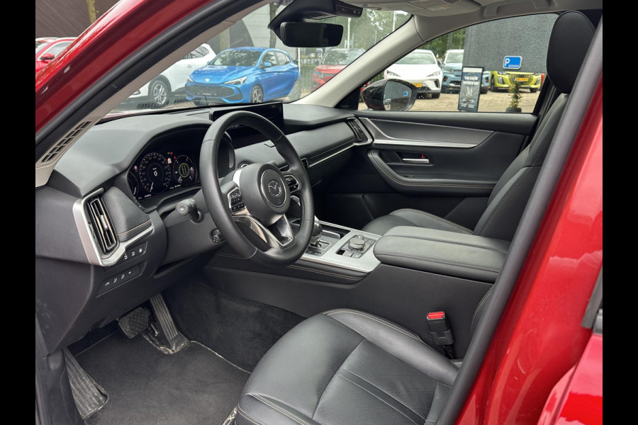 Mazda CX-60 2.5 e-SkyActiv PHEV Homura VAN: 39.900,- VOOR: 37.440,- UW WKVOORDEEL: 2.460,- | Bomvol! | PANO | STOELVERWARMING + VERKOELING | ACHTERBANK VERWARMING | STUURWIEL VERWAMRD | MEM SEATS | ADAP. CRUISE | 12 MND BOVAG GARANTIE |