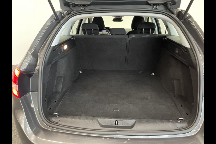 Peugeot 308 SW 1.2 PureTech Active Pack Trekhaak Navigatie Parkeersensoren achter Cruise Control Climate Control