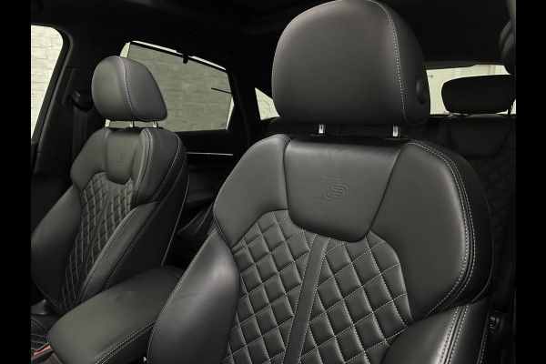 Audi Q5 Sportback 300pk TFSI e S-Line Competition | RS-Leder | Luchtvering | 360 Camera | Panorama | B&O | ACC | SQ5 Diffuser | Sfeerverlichting | Trekhaak | Stoelverwarming V+A | LED-Matrix | Keyless-Entry | Memory | Zonwering | Standkachel | Stuurverwarming | 21 inch | Black-Optic | Carplay |