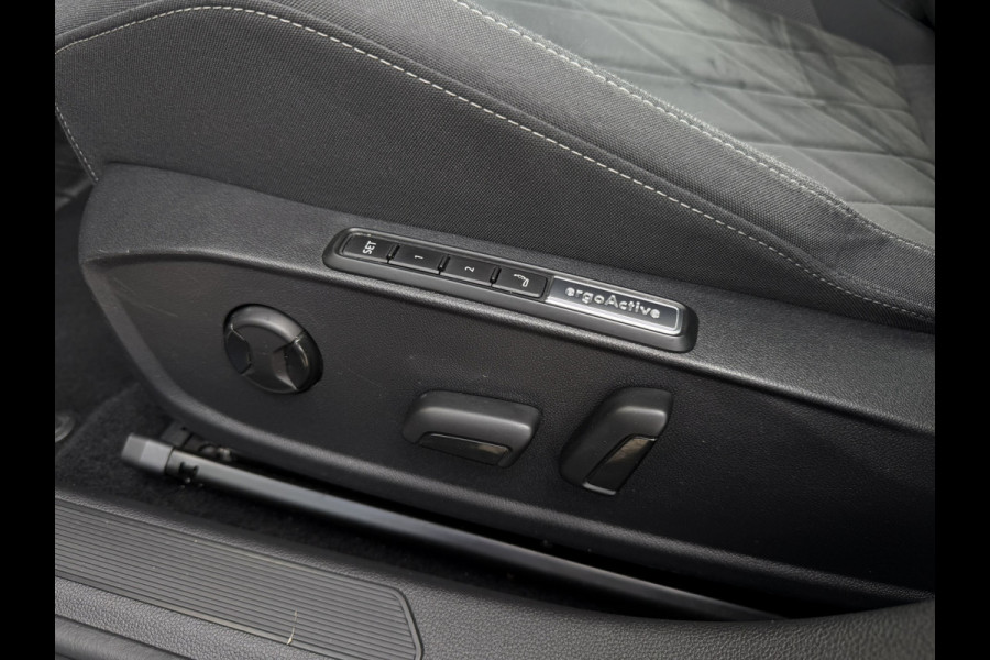 Volkswagen Golf 1.4 eHybrid Style | Carplay | Camera | Memory | Navi | Sfeerverlichting | LED | IQ-Light