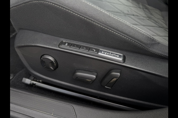 Volkswagen Golf 1.4 eHybrid Style | Carplay | Camera | Memory | Navi | Sfeerverlichting | LED | IQ-Light