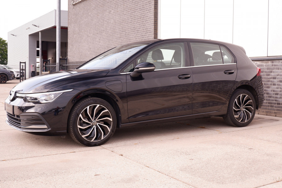Volkswagen Golf 1.4 eHybrid Style | Carplay | Camera | Memory | Navi | Sfeerverlichting | LED | IQ-Light