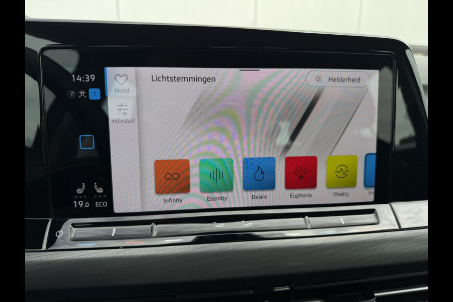 Volkswagen Golf 1.4 eHybrid Style | Carplay | Camera | Memory | Navi | Sfeerverlichting | LED | IQ-Light