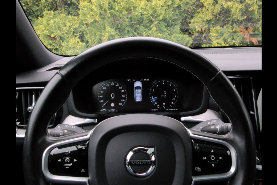 Volvo V60 2.0 B3 R-Design Automaat * Pano * Trekhaak *