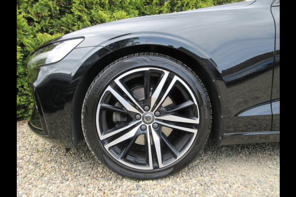 Volvo V60 2.0 B3 R-Design Automaat * Pano * Trekhaak *