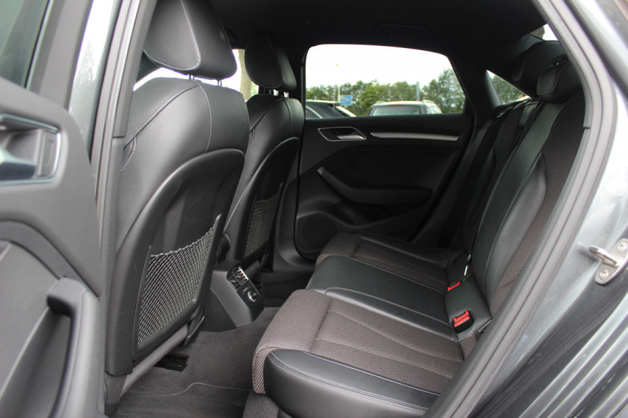 Audi A3 Limousine 1.5 TFSI CoD Sport S Line Edition / Navigatie / Parkeerhulp V+A / 18'' / Half Leder / Sportstoelen / Cruise Control