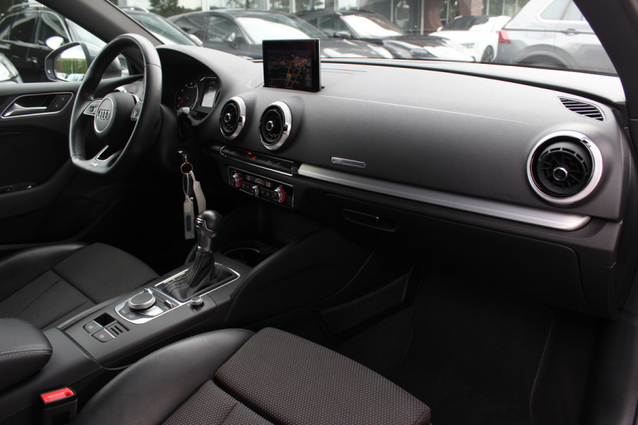 Audi A3 Limousine 1.5 TFSI CoD Sport S Line Edition / Navigatie / Parkeerhulp V+A / 18'' / Half Leder / Sportstoelen / Cruise Control