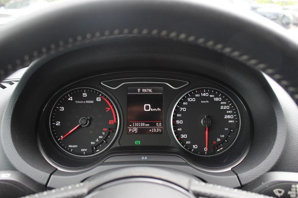 Audi A3 Limousine 1.5 TFSI CoD Sport S Line Edition / Navigatie / Parkeerhulp V+A / 18'' / Half Leder / Sportstoelen / Cruise Control