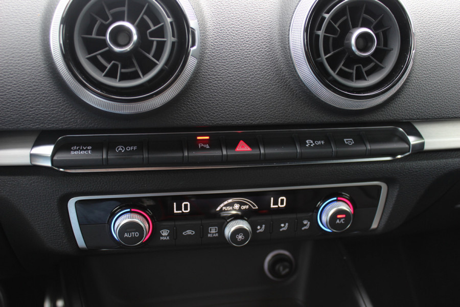 Audi A3 Limousine 1.5 TFSI CoD Sport S Line Edition / Navigatie / Parkeerhulp V+A / 18'' / Half Leder / Sportstoelen / Cruise Control