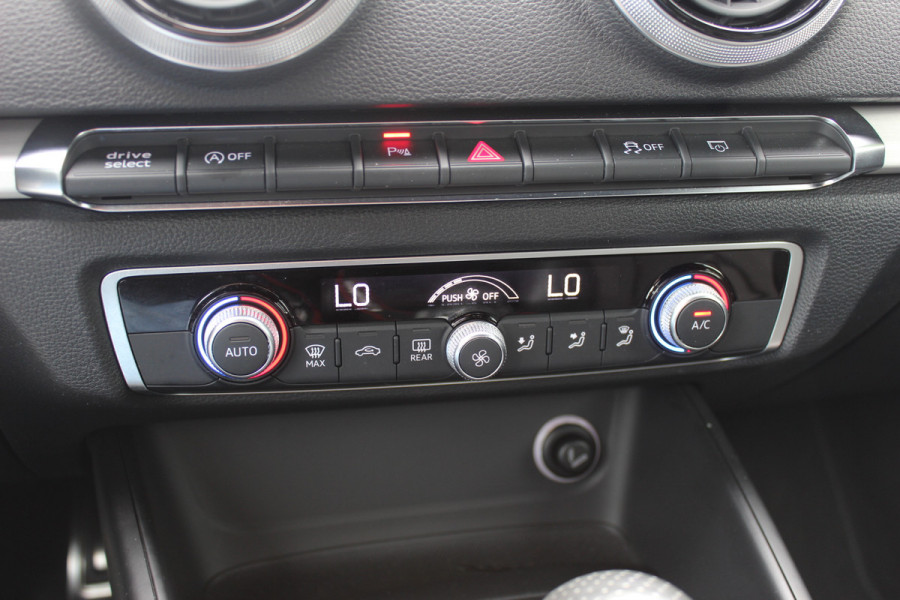 Audi A3 Limousine 1.5 TFSI CoD Sport S Line Edition / Navigatie / Parkeerhulp V+A / 18'' / Half Leder / Sportstoelen / Cruise Control