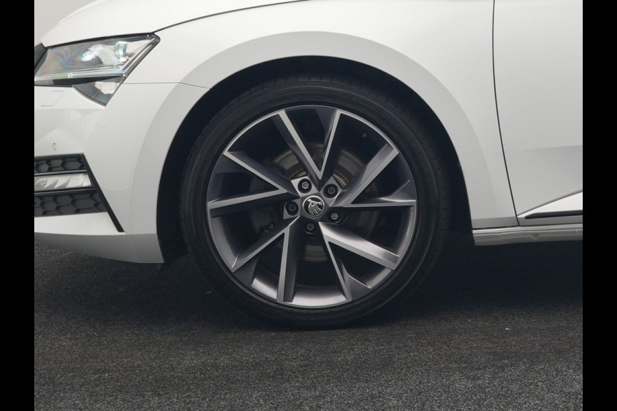 Škoda Superb Combi 1.4 TSI iV Sportline Business PHEV 218pk Dealer O.H. | Panodak | Adaptive Cruise | Camera | Canton Audio | Alcantara Sportstoelen Memory & Verwarmd | Sfeerverlichting | Keyless | Crystal LED | Apple Carplay | Stuur Verwarmd | Plug In Hybrid |