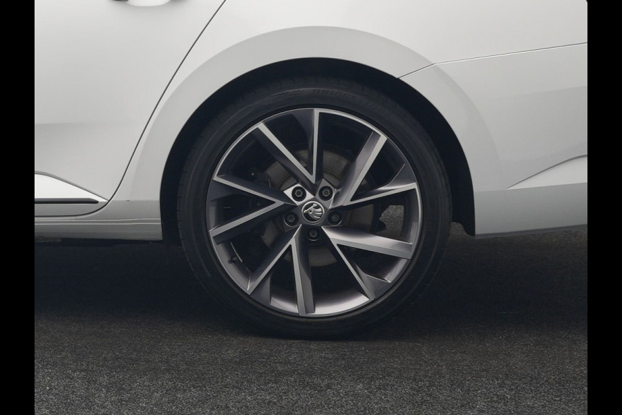 Škoda Superb Combi 1.4 TSI iV Sportline Business PHEV 218pk Dealer O.H. | Panodak | Adaptive Cruise | Camera | Canton Audio | Alcantara Sportstoelen Memory & Verwarmd | Sfeerverlichting | Keyless | Crystal LED | Apple Carplay | Stuur Verwarmd | Plug In Hybrid |