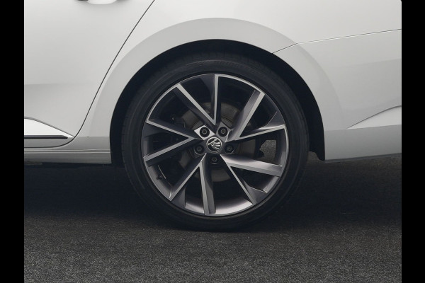 Škoda Superb Combi 1.4 TSI iV Sportline Business PHEV 218pk Dealer O.H. | Panodak | Adaptive Cruise | Camera | Canton Audio | Alcantara Sportstoelen Memory & Verwarmd | Sfeerverlichting | Keyless | Crystal LED | Apple Carplay | Stuur Verwarmd | Plug In Hybrid |