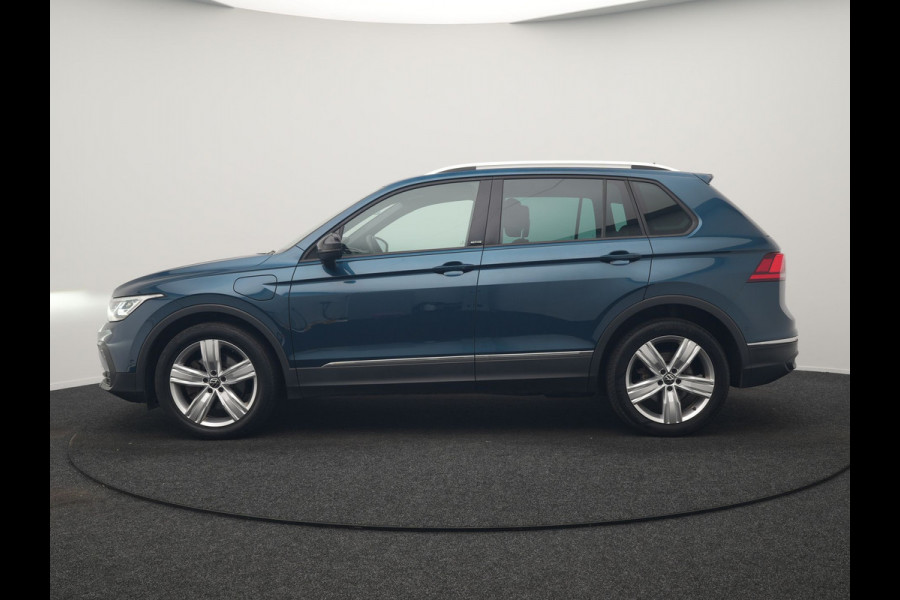 Volkswagen Tiguan 1.4 TSI eHybrid Active PHEV 245pk Dealer O.H. | Trekhaak Af Fabriek | Adaptive Cruise | Head Up | IQ Light | Keyless | Blis | Sportstoelen & Stuur Verwarmd | Sfeerverlichting | Apple Carplay | Navigate | DAB | 19"L.M | Plug In Hybrid |