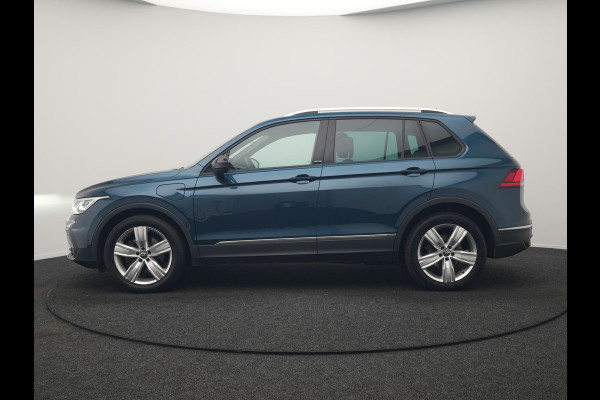 Volkswagen Tiguan 1.4 TSI eHybrid Active PHEV 245pk Dealer O.H. | Trekhaak Af Fabriek | Adaptive Cruise | Head Up | IQ Light | Keyless | Blis | Sportstoelen & Stuur Verwarmd | Sfeerverlichting | Apple Carplay | Navigate | DAB | 19"L.M | Plug In Hybrid |