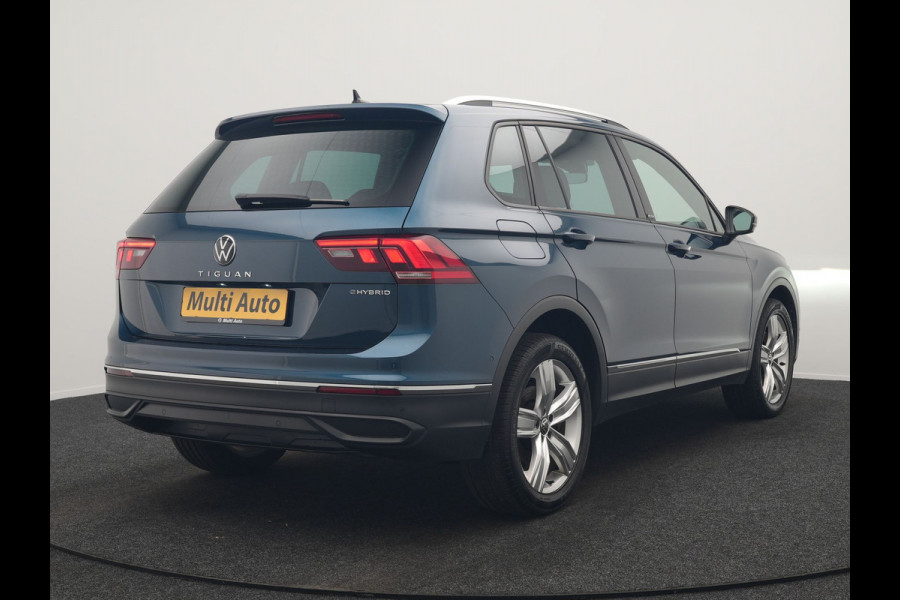 Volkswagen Tiguan 1.4 TSI eHybrid Active PHEV 245pk Dealer O.H. | Trekhaak Af Fabriek | Adaptive Cruise | Head Up | IQ Light | Keyless | Blis | Sportstoelen & Stuur Verwarmd | Sfeerverlichting | Apple Carplay | Navigate | DAB | 19"L.M | Plug In Hybrid |