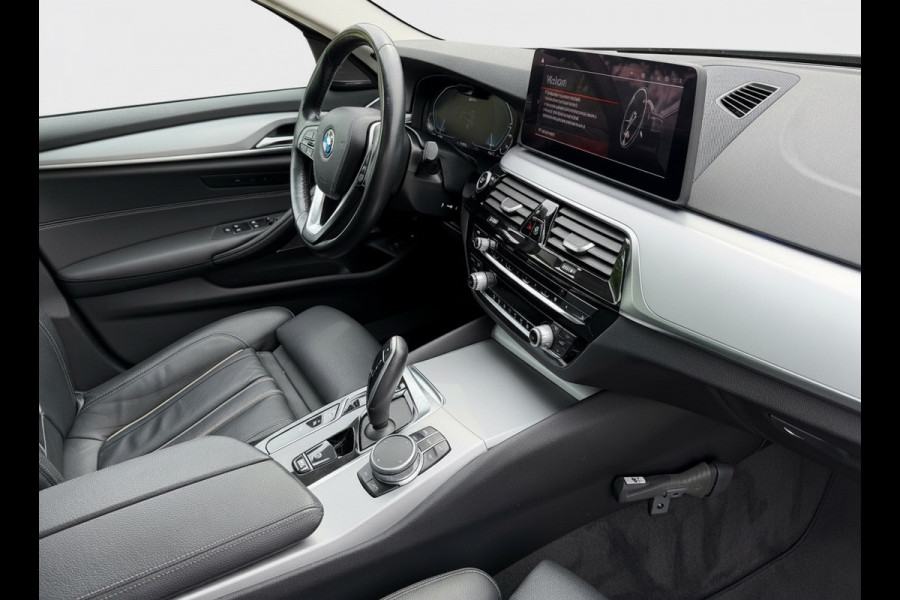 BMW 5 Serie Touring 530e Business Edition Plus, panoramadak, electr trekhaak, laser led , camera, 1 e eigenaar, NL auto met nap