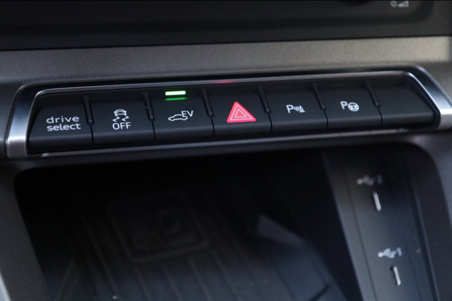 Audi Q3 45 TFSI e S-line / PANODAK / VIRTUAL / CAMERA / STUUR+STOELVERW / TREKHAAK