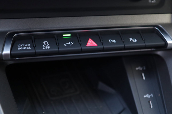 Audi Q3 45 TFSI e S-line / PANODAK / VIRTUAL / CAMERA / STUUR+STOELVERW / TREKHAAK