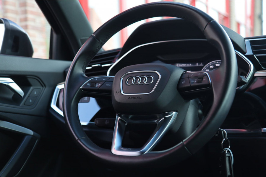 Audi Q3 45 TFSI e S-line / PANODAK / VIRTUAL / CAMERA / STUUR+STOELVERW / TREKHAAK