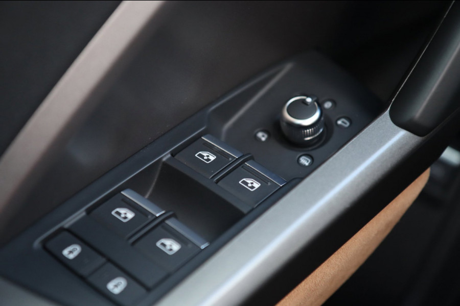 Audi Q3 45 TFSI e S-line / PANODAK / VIRTUAL / CAMERA / STUUR+STOELVERW / TREKHAAK