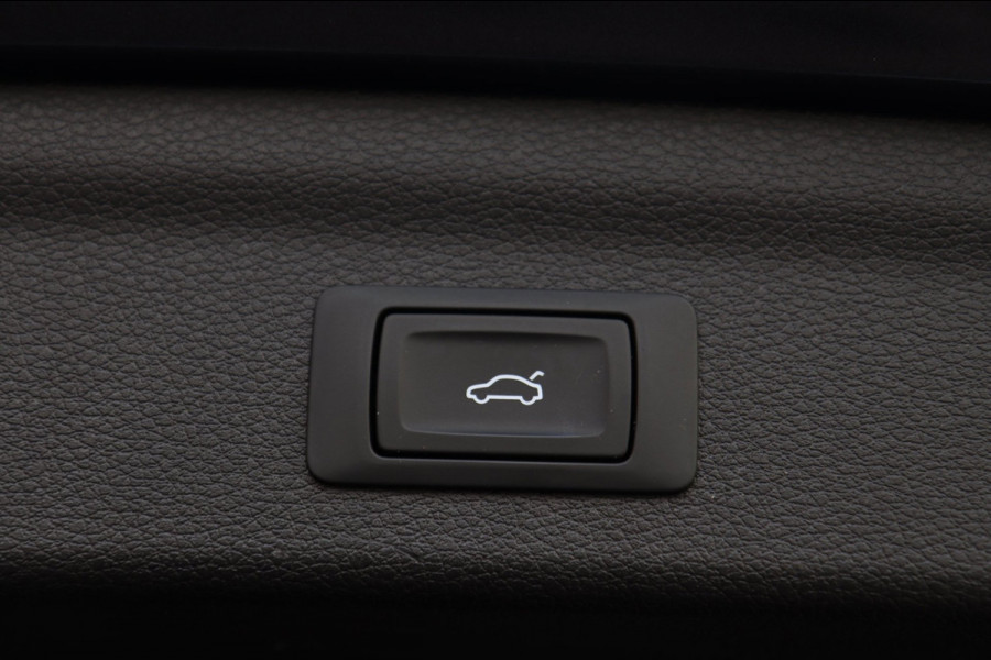 Audi Q3 45 TFSI e S-line / PANODAK / VIRTUAL / CAMERA / STUUR+STOELVERW / TREKHAAK