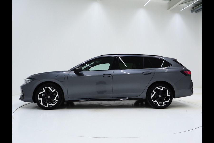 Volkswagen Passat Variant 1.5 eHybrid R-Line | Vol Leder | Panoramadak | Stoelventilatie | Harman/Kardon | HUD | Massage | Trekhaak