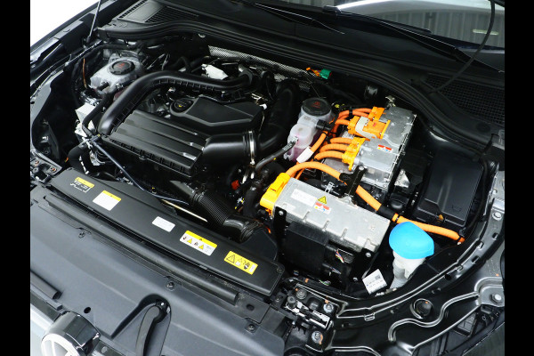 Volkswagen Passat Variant 1.5 eHybrid R-Line | Vol Leder | Panoramadak | Stoelventilatie | Harman/Kardon | HUD | Massage | Trekhaak