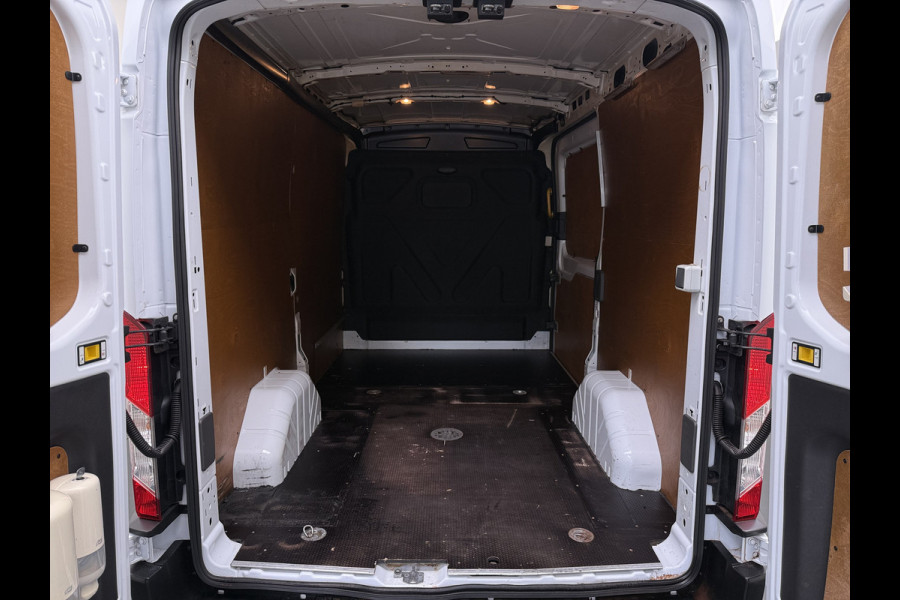 Ford Transit 350 2.0TDCI 170PK Automaat L2H2 3-Persoons Trekhaak Euro 6 Navi Camera Cruise Control DAB Bluetooth Pdc Sidebars Betonplex Vloer Wandbetimmering 3.500KG Trekgewicht 1e Eigenaar Origineel Nederlandse Auto