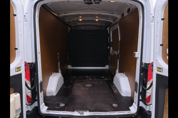 Ford Transit 350 2.0TDCI 170PK Automaat L2H2 3-Persoons Trekhaak Euro 6 Navi Camera Cruise Control DAB Bluetooth Pdc Sidebars Betonplex Vloer Wandbetimmering 3.500KG Trekgewicht 1e Eigenaar Origineel Nederlandse Auto