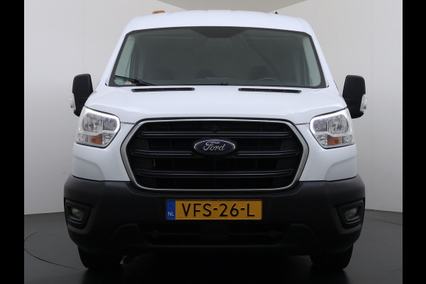 Ford Transit 350 2.0TDCI 170PK Automaat L2H2 3-Persoons Trekhaak Euro 6 Navi Camera Cruise Control DAB Bluetooth Pdc Sidebars Betonplex Vloer Wandbetimmering 3.500KG Trekgewicht 1e Eigenaar Origineel Nederlandse Auto