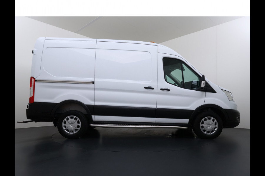 Ford Transit 350 2.0TDCI 170PK Automaat L2H2 3-Persoons Trekhaak Euro 6 Navi Camera Cruise Control DAB Bluetooth Pdc Sidebars Betonplex Vloer Wandbetimmering 3.500KG Trekgewicht 1e Eigenaar Origineel Nederlandse Auto