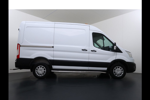 Ford Transit 350 2.0TDCI 170PK Automaat L2H2 3-Persoons Trekhaak Euro 6 Navi Camera Cruise Control DAB Bluetooth Pdc Sidebars Betonplex Vloer Wandbetimmering 3.500KG Trekgewicht 1e Eigenaar Origineel Nederlandse Auto