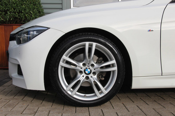 BMW 3 Serie Touring 318i M Sport | 2E EIGENAAR | PANO-DAK | LEDER | HARMAN-KARDON | SPORTONDERSTEL | STOELVERW | NAVI | PDC | LED