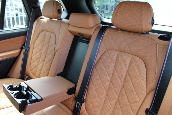 BMW X5 xDrive50e M-Sport Pro | Vierwielbesturing | H&K | Cognac Interior | Panoramadak | Trekhaak | Luchtvering