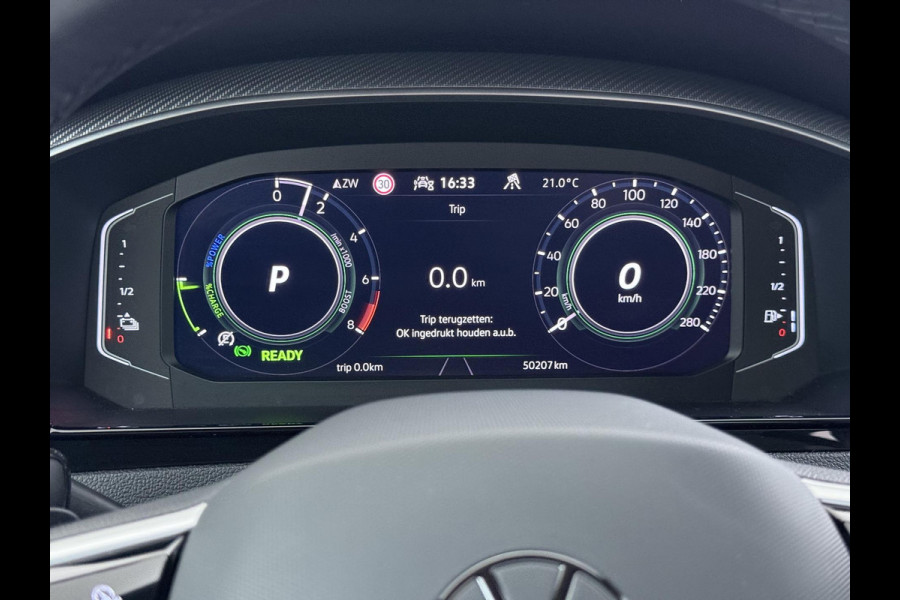 Volkswagen Arteon Shooting Brake 1.4 TSI eHybrid R-Line BINNEN + BUITEN PANO| NAPPALEDER SPORTSTOELEN| ELEK. STOEL MET MEMORY| ELEK. ACHTERKLEP| ACHTERBANK VERWARMD| CAMERA| STOELVERWARMING| CARPLAY| DODE HOEK SENSOR